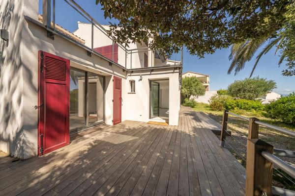 Appartement esprit maison avec terrasse, piscine et vue mer partielle