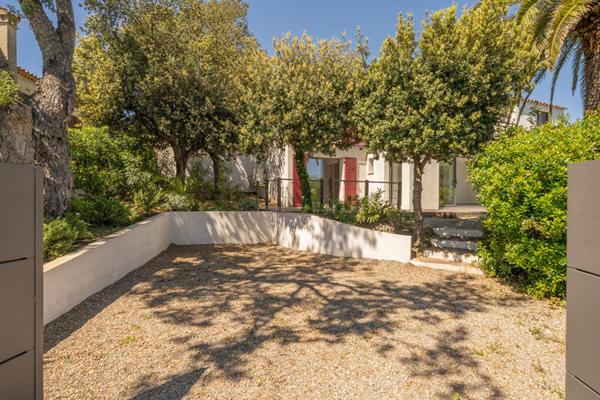 Appartement esprit maison avec terrasse, piscine et vue mer partielle