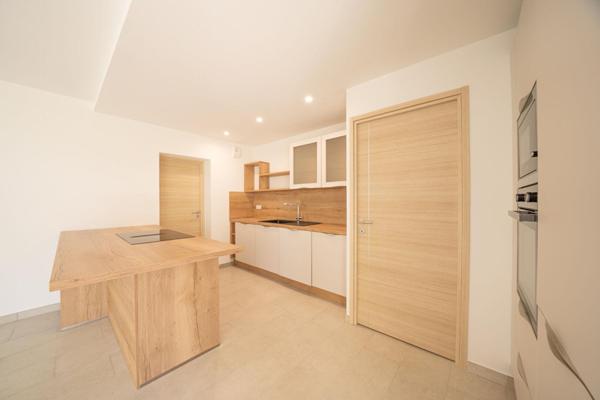 Appartement esprit maison avec terrasse, piscine et vue mer partielle