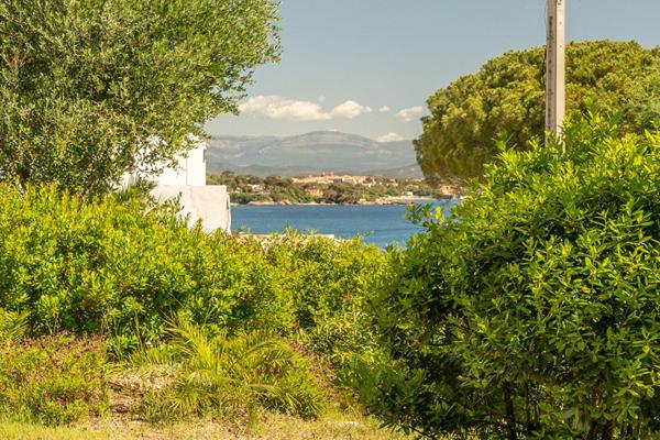 Appartement esprit maison avec terrasse, piscine et vue mer partielle