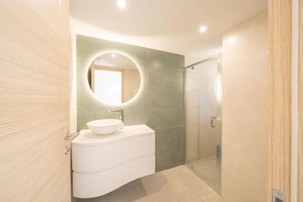 Appartement esprit maison avec terrasse, piscine et vue mer partielle