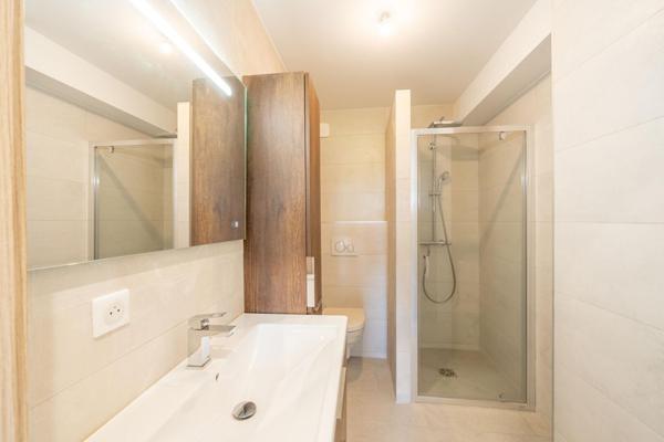 Appartement esprit maison avec terrasse, piscine et vue mer partielle
