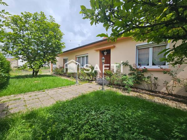 Maison individuelle de plain pied à renover, grand terrain arboré.