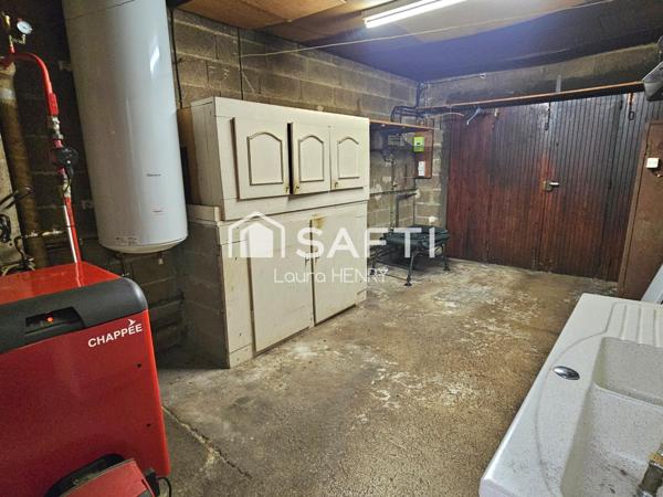 Maison individuelle de plain pied à renover, grand terrain arboré.