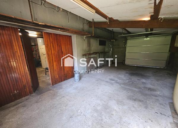 Maison individuelle de plain pied à renover, grand terrain arboré.