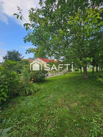 Maison individuelle de plain pied à renover, grand terrain arboré.