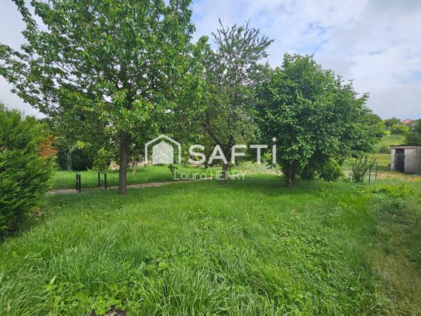 Maison individuelle de plain pied à renover, grand terrain arboré.