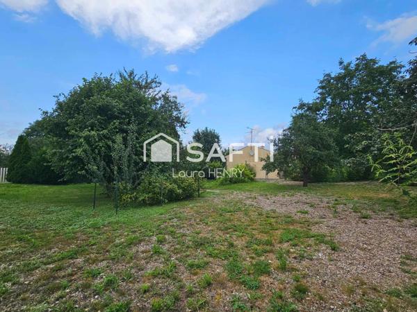 Maison individuelle de plain pied à renover, grand terrain arboré.