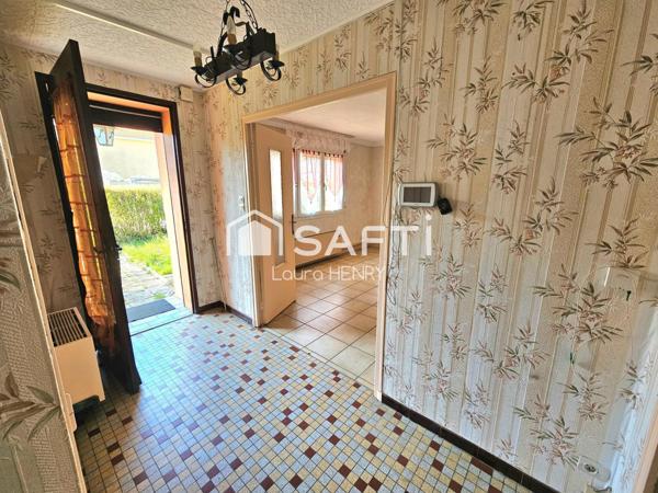 Maison individuelle de plain pied à renover, grand terrain arboré.