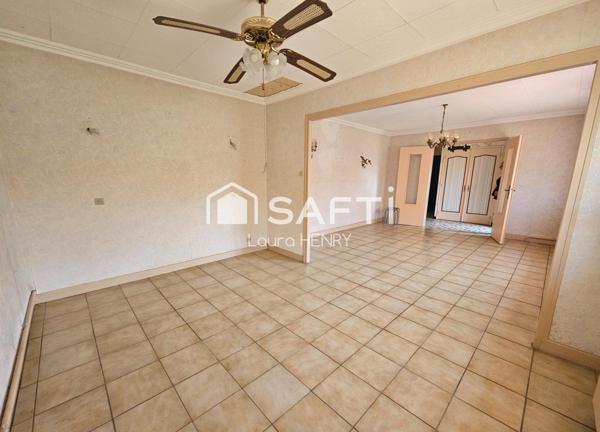 Maison individuelle de plain pied à renover, grand terrain arboré.