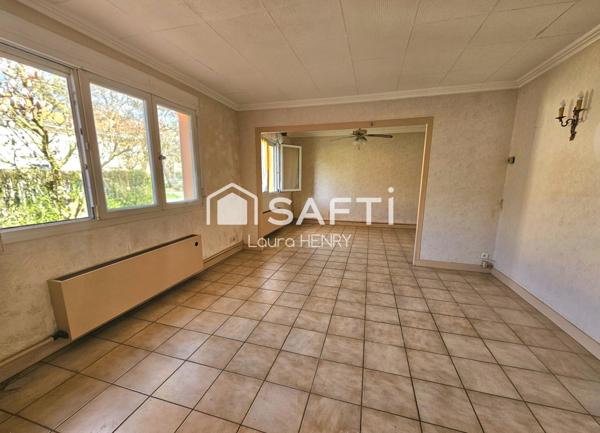 Maison individuelle de plain pied à renover, grand terrain arboré.