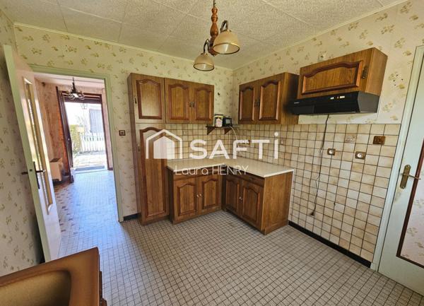 Maison individuelle de plain pied à renover, grand terrain arboré.