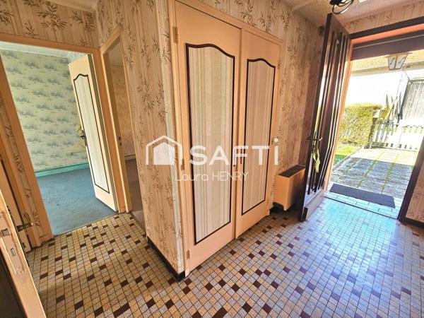 Maison individuelle de plain pied à renover, grand terrain arboré.