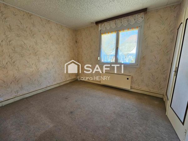 Maison individuelle de plain pied à renover, grand terrain arboré.