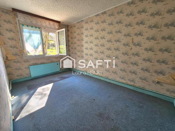 Maison individuelle de plain pied à renover, grand terrain arboré.