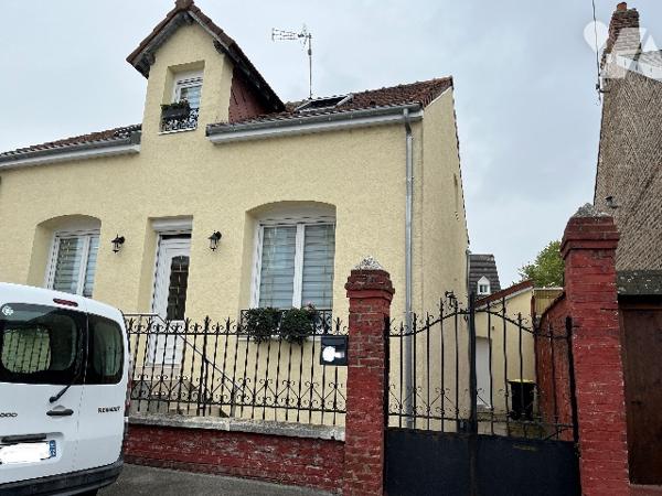 Maison d'habitation comprenant : salon-séjour, cuisine, 4 pièces, salle de bains, garage, jardin.