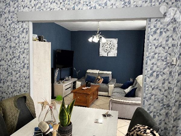 Maison d'habitation comprenant : salon-séjour, cuisine, 4 pièces, salle de bains, garage, jardin.