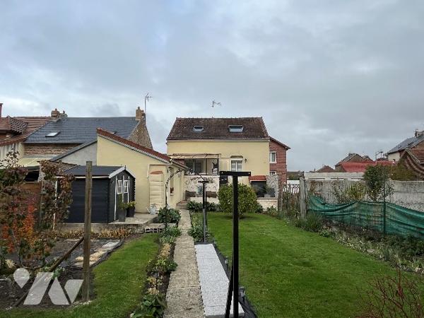 Maison d'habitation comprenant : salon-séjour, cuisine, 4 pièces, salle de bains, garage, jardin.