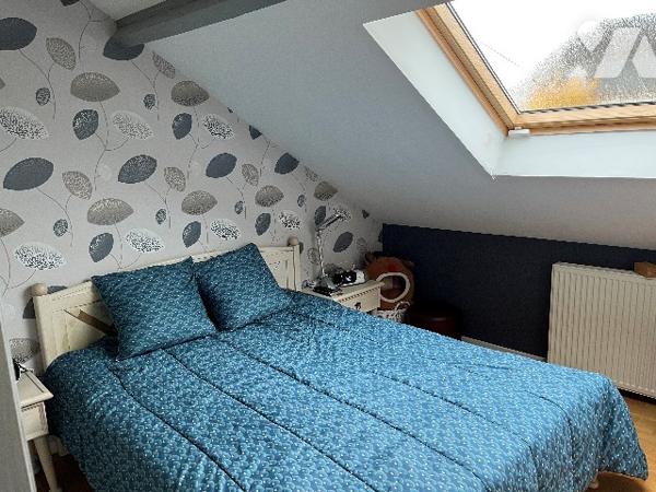 Maison d'habitation comprenant : salon-séjour, cuisine, 4 pièces, salle de bains, garage, jardin.