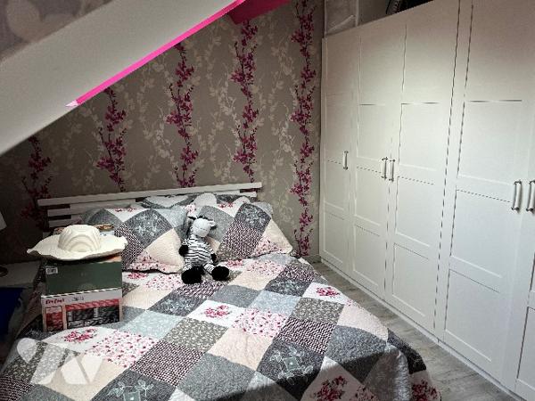 Maison d'habitation comprenant : salon-séjour, cuisine, 4 pièces, salle de bains, garage, jardin.