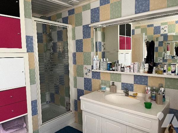 Maison d'habitation comprenant : salon-séjour, cuisine, 4 pièces, salle de bains, garage, jardin.