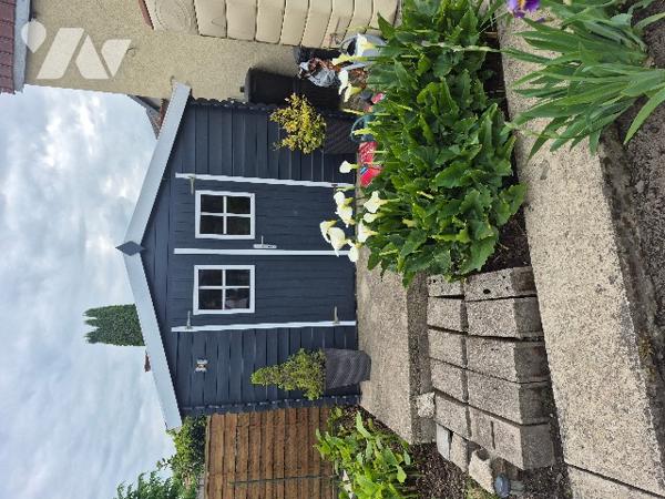 Maison d'habitation comprenant : salon-séjour, cuisine, 4 pièces, salle de bains, garage, jardin.