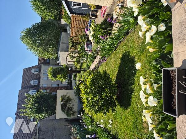 Maison d'habitation comprenant : salon-séjour, cuisine, 4 pièces, salle de bains, garage, jardin.