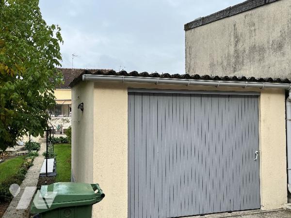 Maison d'habitation comprenant : salon-séjour, cuisine, 4 pièces, salle de bains, garage, jardin.