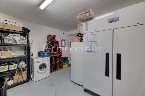 Opportunité rare pour ce fonds de commerce de restauration traditionnelle situé en plein centre de Montaigu-Vendée, à proximité immédiate de tous les commerces à pieds et des zones de stationnement.

Surface totale : 120 m²
Salle de restauration : 80 m², agencée pour 50 couverts
Terrasse : 20 couverts exploitables d’avril à septembre

Espaces de stockage récents et garage
Cuisine professionnelle entièrement équipée
Installation fonctionnelle et bien entretenue

Loyer mensuel : 1 070,77 € TTC
Chiffre d’affaires 2024/2025 : 185 345 €

Les plus : emplacement recherché avec clientèle fidèle et possibilité de changement d’activité

Idéal pour un couple de professionnels souhaitant reprendre une activité clé en main dans un emplacement central.

Pour toutes informations supplémentaires, me contacter au 06 63 61 34 66.
Au plaisir, Noëmie.