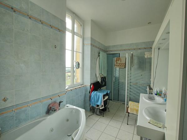 Maison  228 m2 4 chambres piscine proche commerces