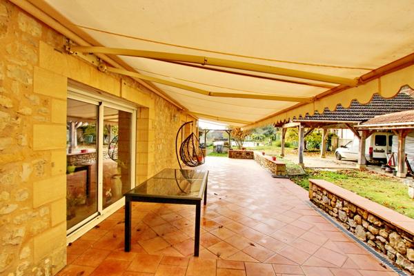 Maison  228 m2 4 chambres piscine proche commerces