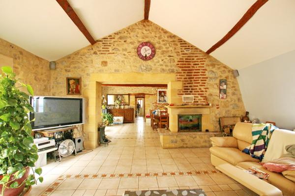 Maison  228 m2 4 chambres piscine proche commerces