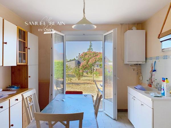 Commerces, au calme, jardin agréable.