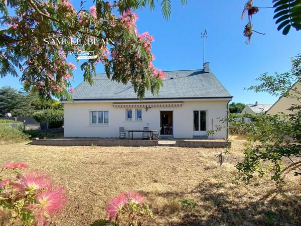 Commerces, au calme, jardin agréable.