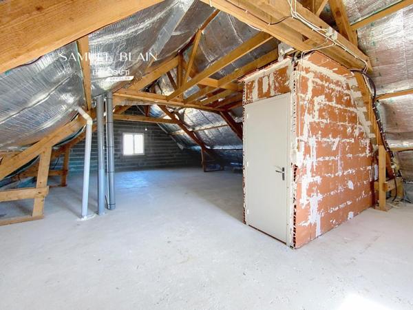 Commerces, au calme, jardin agréable.