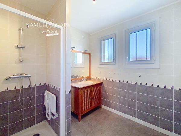 Commerces, au calme, jardin agréable.