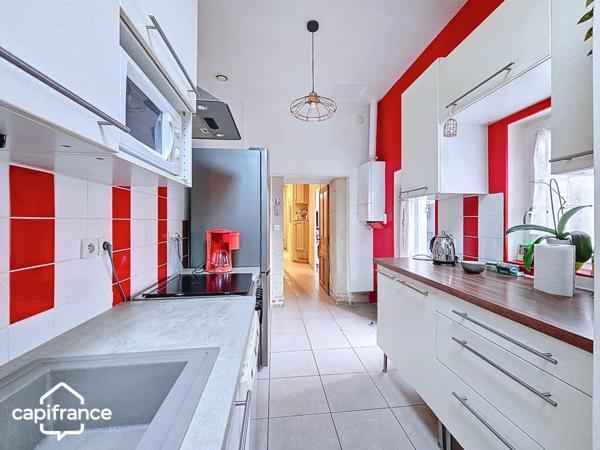 THOUARS Place Lavault (79) Maison de ville 140 m2 avec 4 chambres