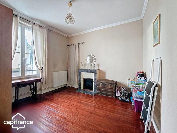 THOUARS Place Lavault (79) Maison de ville 140 m2 avec 4 chambres