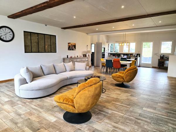 Baugé coeur-de-ville : maison de ville 6-7 chambres avec terrain et garage !