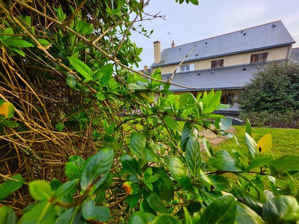 Baugé coeur-de-ville : maison de ville 6-7 chambres avec terrain et garage !