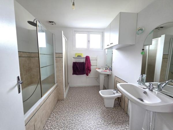 Baugé coeur-de-ville : maison de ville 6-7 chambres avec terrain et garage !