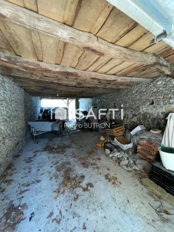 Grange à rénover au centre ville, bien rare.