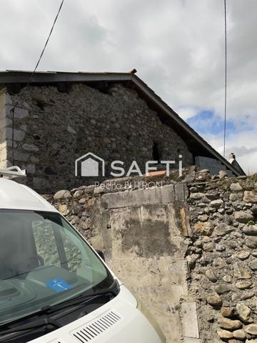 Grange à rénover au centre ville, bien rare.