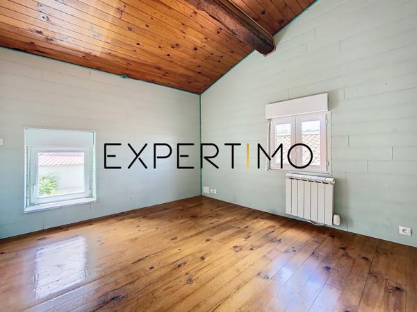 Saint-Julien-de-Coppel (63160) MAISON AVEC COUR ET GRANGE