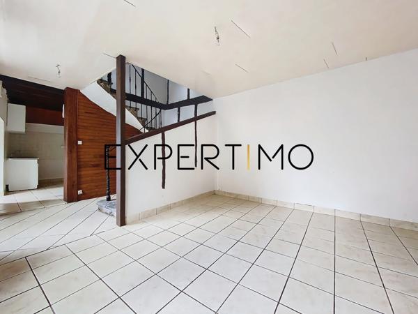 Saint-Julien-de-Coppel (63160) MAISON AVEC COUR ET GRANGE