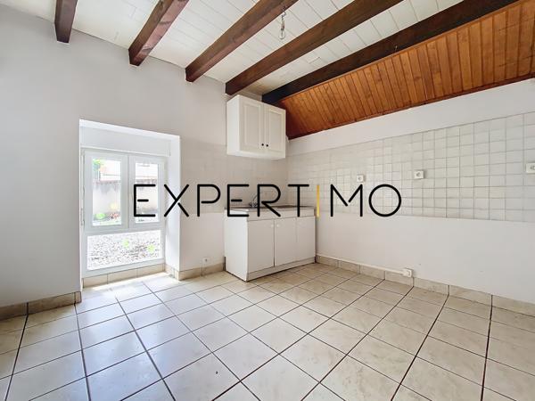 Saint-Julien-de-Coppel (63160) MAISON AVEC COUR ET GRANGE