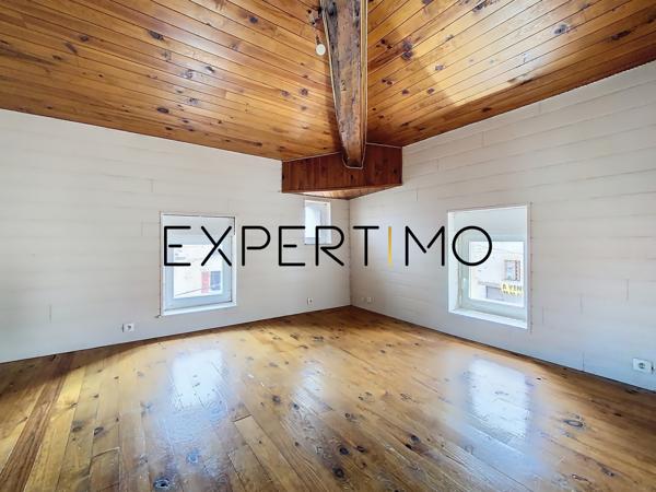 Saint-Julien-de-Coppel (63160) MAISON AVEC COUR ET GRANGE