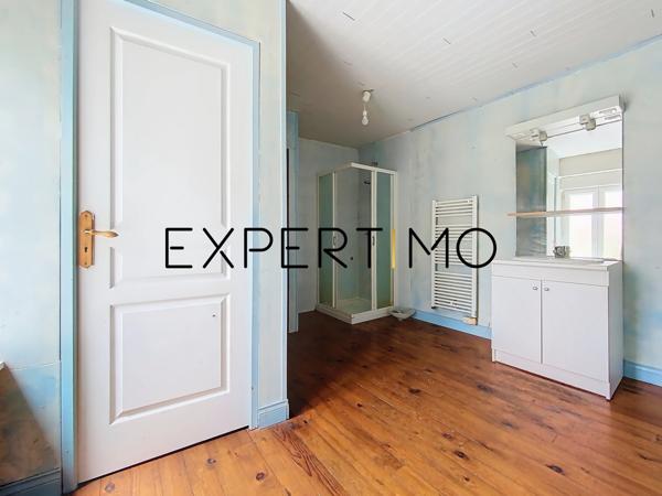 Saint-Julien-de-Coppel (63160) MAISON AVEC COUR ET GRANGE