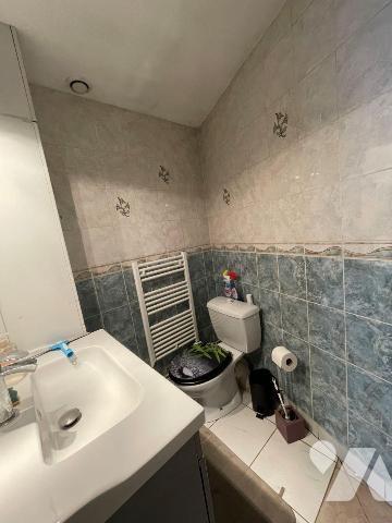 A VENDRE ! STUDIO d'environ 30m² comprenant : pièce de vie avec coin cuisine, salle d'eau et w-...