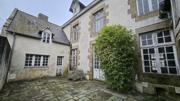 Saint-Malo (35400) Maison de caractère en cœur de ville, cadre calme et proche de tout, à réhabiliter.